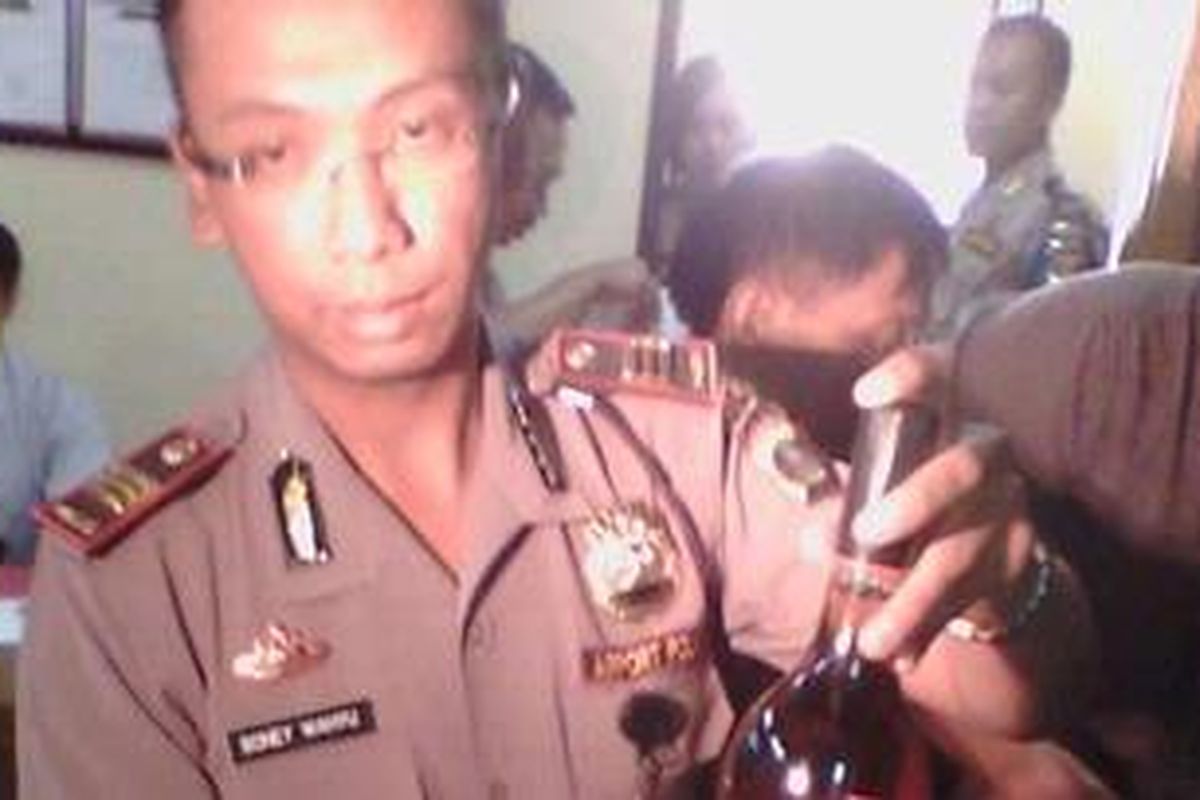Kepala Polsek KP3 Bandara Ngurah Rai, Denpasar, AKP Boney Wahyu Wicaksono menunjukkan barang bukti berupa minuman keras hasil curian sindikat pencuri di pesawat milik maskapai Garuda Indonesia, Jumat (22/7/2011).