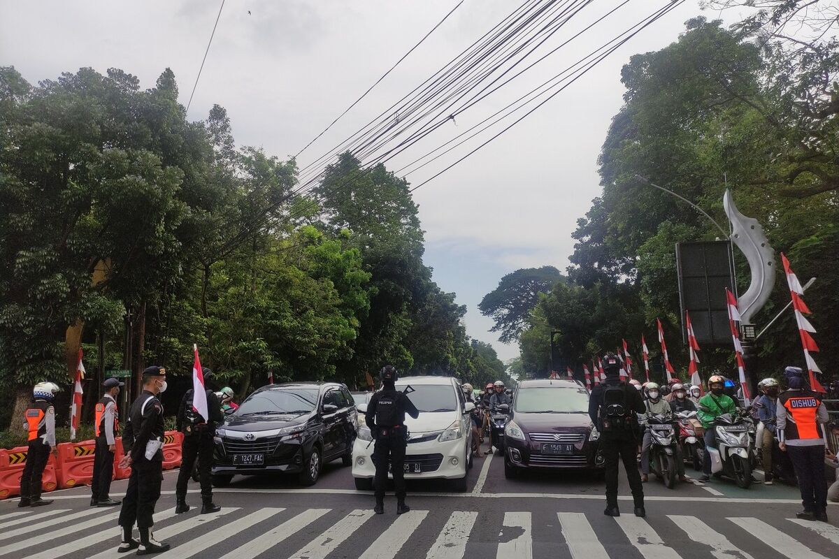 Sejumlah kendaraan yang melintas di kawasan Tugu Kujang, Kota Bogor, Jawa Barat, menghentikan laju kendaraannya saat Upacara Peringatan Detik-detik Proklamasi Hari Ulang Tahun ke-77 Republik Indonesia, Rabu (17/8/2022).