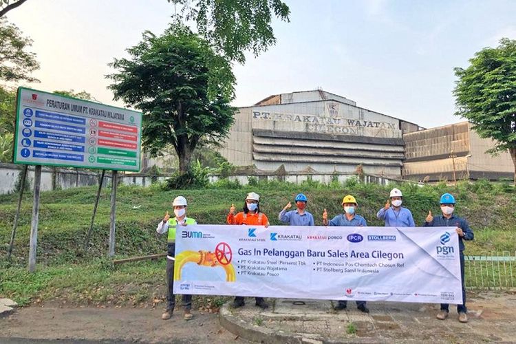 Pihak PGN saat melakukan gas in pada lima pelanggan baru sektor baja dan logam, Senin (5/10/2020), 