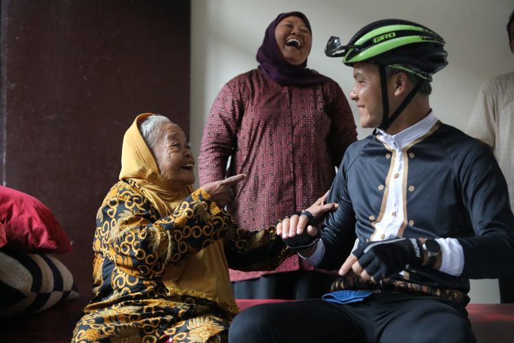 Canda tawa Ngasipah bersama Gubernur Jateng Ganjar Pranowo saat Hari Ibu di Panti Wredha Ngaliyan Semarang, Minggu (22/12/2019)