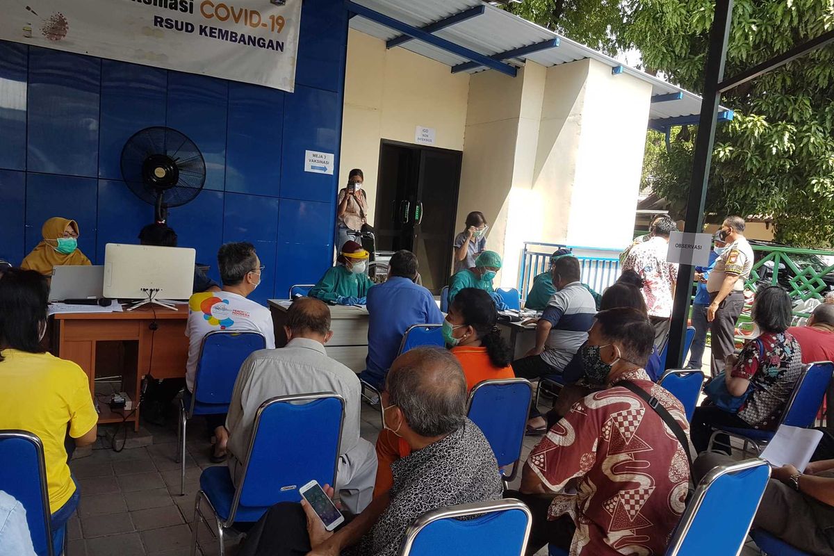 Suasana vaksin Covid-19 bagi lansia di RSUD Kembangan pada Selasa (23/2/2021)