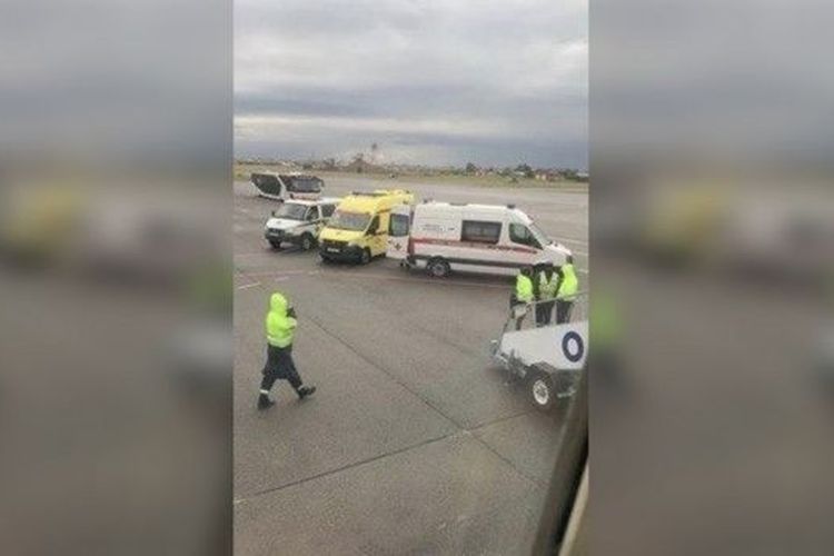 Proses evakuasi pemimpin oposisi Rusia Alexei Navalny dari pesawat ke ambulans.