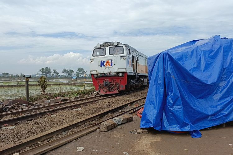 Sebuah kereta api tengah melintas di jalur lintasan Petak Cicalengka-Haurpugur, Kabupaten Bandung, Jawa Barat pada Sabtu (6/1/2024) Usai proses evakuasi seluruh bangkai lokomotif, tiga buah kereta sudah bisa melintasi jalur tersebut