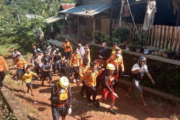 Petugas gabungan mengevakuasi bocah korban hanyut di Way Kanan. Korban ditemukan sekitar 7 kilometer dari lokasi awal, Rabu (18/5/2022).