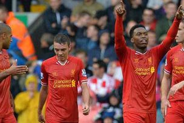 Striker Liverpool, Daniel Sturridge (2 dari kanan), merayakan gol yang dicetaknya ke gawang Stoke City pada laga perdana Premier League di Anfield, Sabtu (17/8/2013).