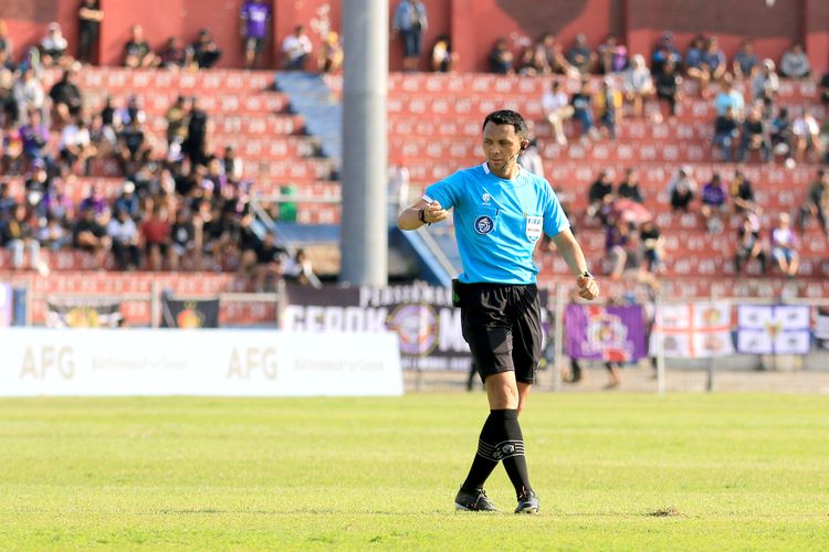 Wasit Yudi Nurcahya memimpin laga pekan ke-23 Liga 1 2023-2024 antara Persik Kediri melawan PSM Makassar yang berakhir dengan skor 1-1 di Stadion Brawijaya Kediri, Jawa Timur, Senin (18/12/2023) sore.