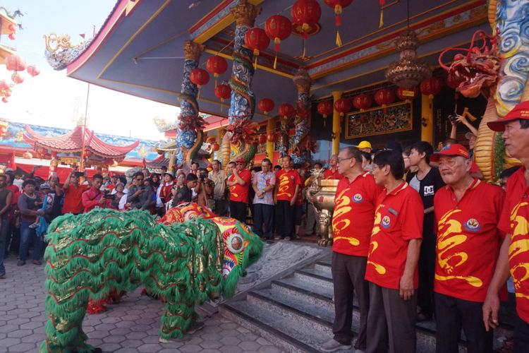 Barongsai ikut meramaikan kirab  budaya yang diselenggarakan umat Tridharma Klenteng Hoo Tong Bio Banyuwangi