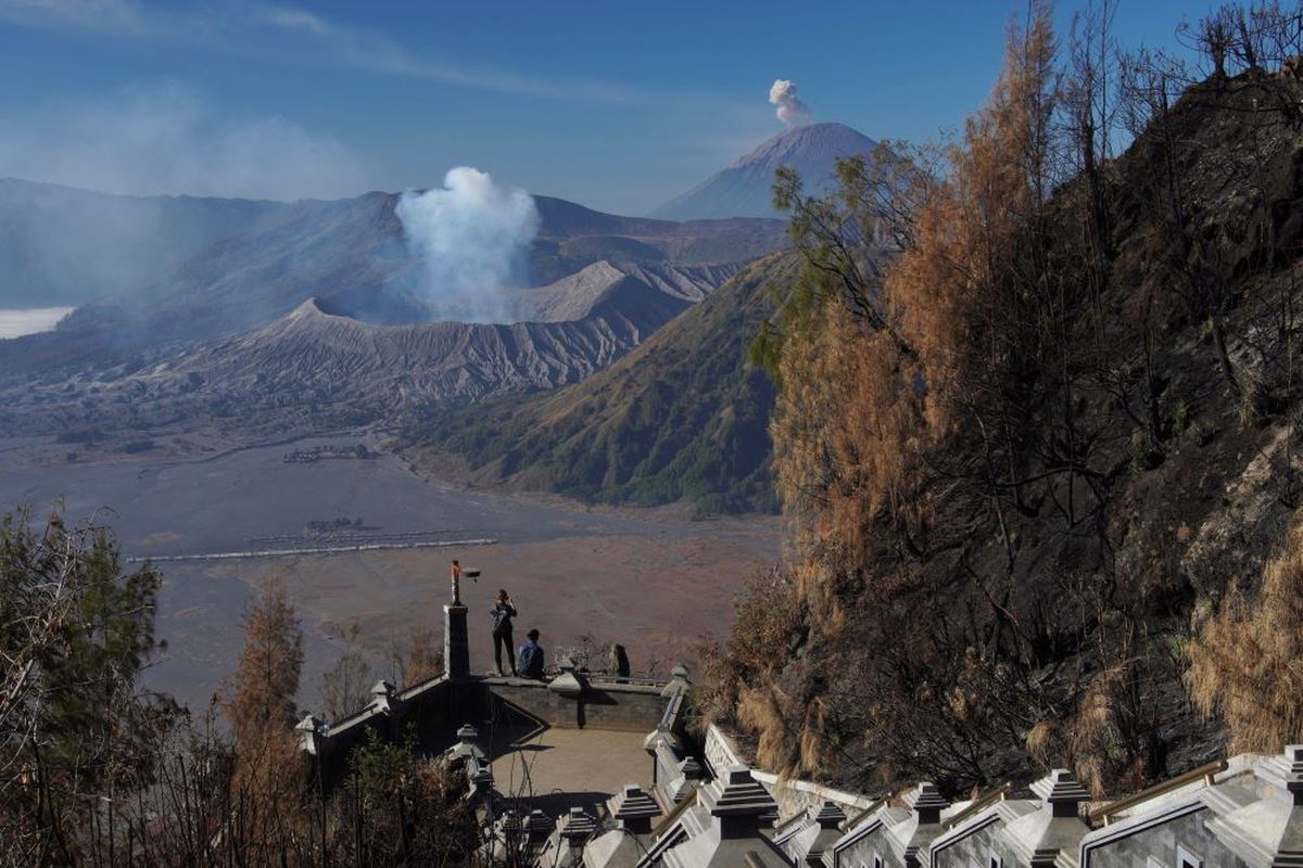 Sejumlah wisatawan mengabadikan gambar Gunung Bromo dari Puncak Seruni Point di Probolinggo, Jawa timur, Selasa (19/9/2023). Balai Besar Taman Nasional Bromo Tengger Semeru (BBTNBTS) kembali membuka akses wisata di kawasan Gunung Bromo yang sempat ditutup total selama 9 hari akibat kebakaran yang disebabkan suar yang dinyalakan pengunjung. ANTARA FOTO/Irfan Sumanjaya/foc.