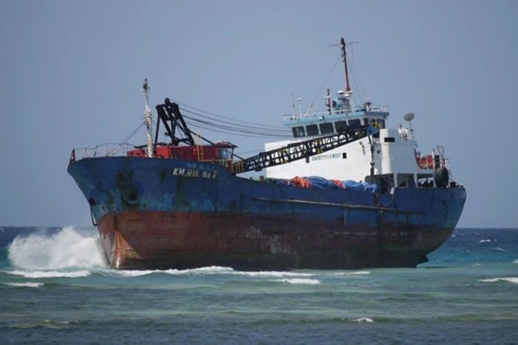 Terhempas gelombang, kapal kargo berbobot 1200 GT ini tersangkut di batu karang di Sulawesi, Sabtu (24/8/2019). 