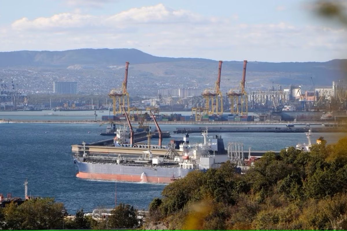 Sebuah kapal tanker ditambatkan di komplek Sheskharis comple di Novorossiysk, Rusia, 11 Oktober 2022.