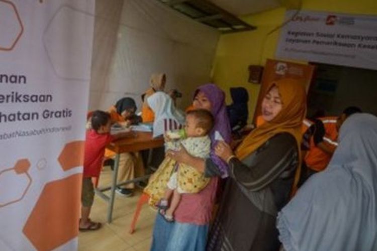 Warga antre untuk mendapatkan layanan kesehatan gratis di Bandung, Jawa Barat, Jumat (18/10/2019). 