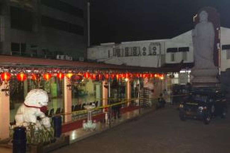 Suasana di Vihara Ekayana, Duri Kepa, Jakarta Barat, Senin (5/8/2013) dini hari. Ledakan benda yang diduga bom terjadi di sini Minggu malam.