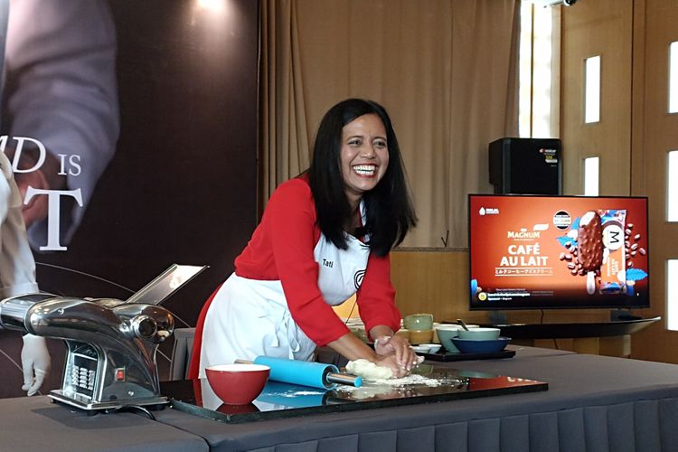 Finalist Masterchef Australia season 11, Chef Tati Carlin when showing how to make MI in the All You Knead is Comfort at Oakwood Premier Cozmo Jakarta, South Jakarta, Wednesday (26/2/2025).