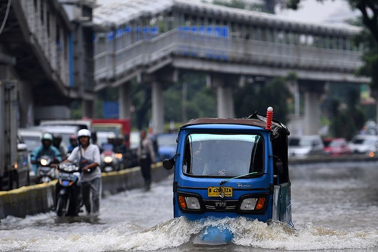 Sebuah Bajaj menerobos banjir di Jalan Letjen Suprapto, Jakarta Pusat, Sabtu (8/2/2020). Hujan deras yang mengguyur Jakarta sejak Sabtu (8/2) dini hari membuat sejumlah kawasan di Ibu Kota terendam banjir.