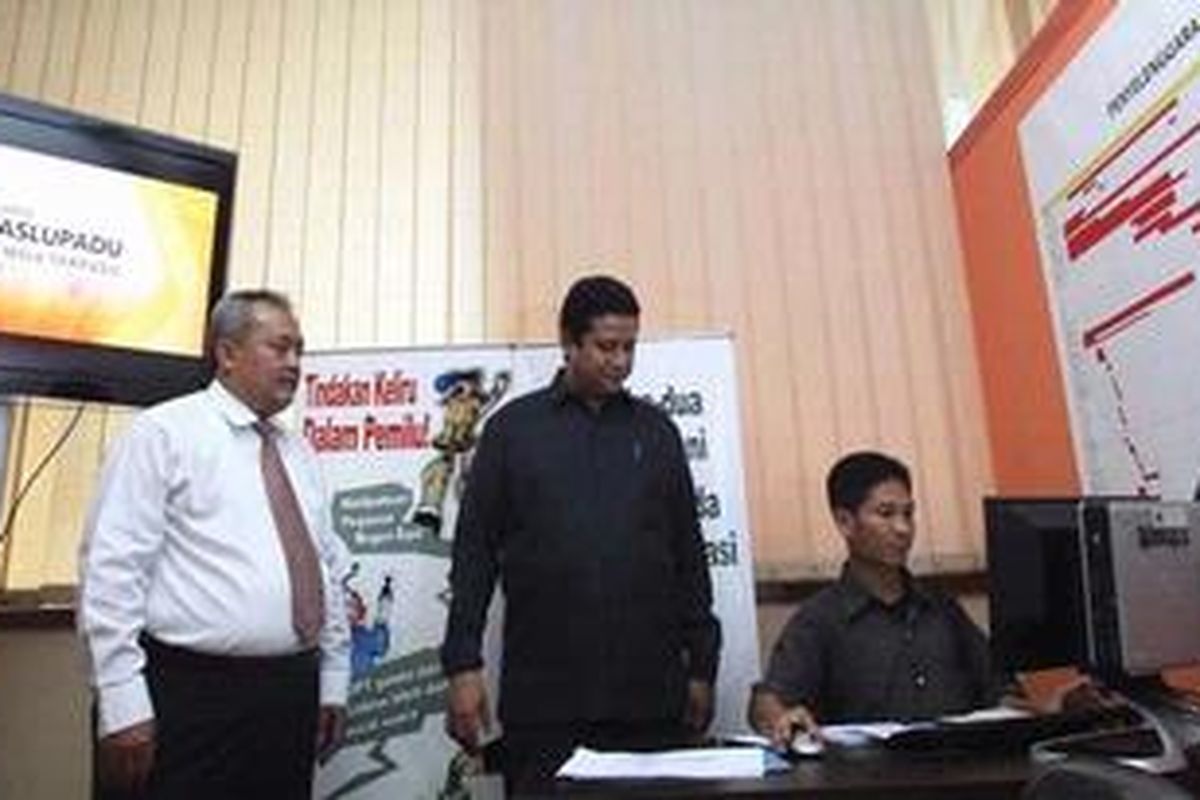 Ketua Bawaslu Muhammad (tengah) didampingi Kepala Sekretariat Bawaslu Gunawan Suswantoro (kiri) meninjau ruangan Posko Pengawasan Pemilu Terpadu di Gedung Bawaslu, Jakarta, Kamis (5/7/2012). Bawaslu secara resmi meluncurkan posko "Awaslupadu" untuk mewadahi kebijakan kerjasama koordinasi dengan pemangku kepentingan pengawasan pemilu. Posko ini didirikan sebagai salah satu usaha menciptakan Pemilu yang demokratis dan berintegritas.  