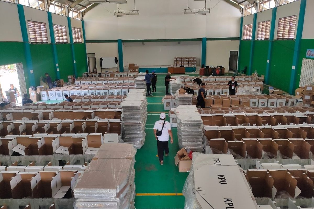 Suasana gudang penyimpanan logistik Pilkada Tangerang Selatan untuk wilayah Kecamatan Pondok Aren, Kamis (3/12/2020)