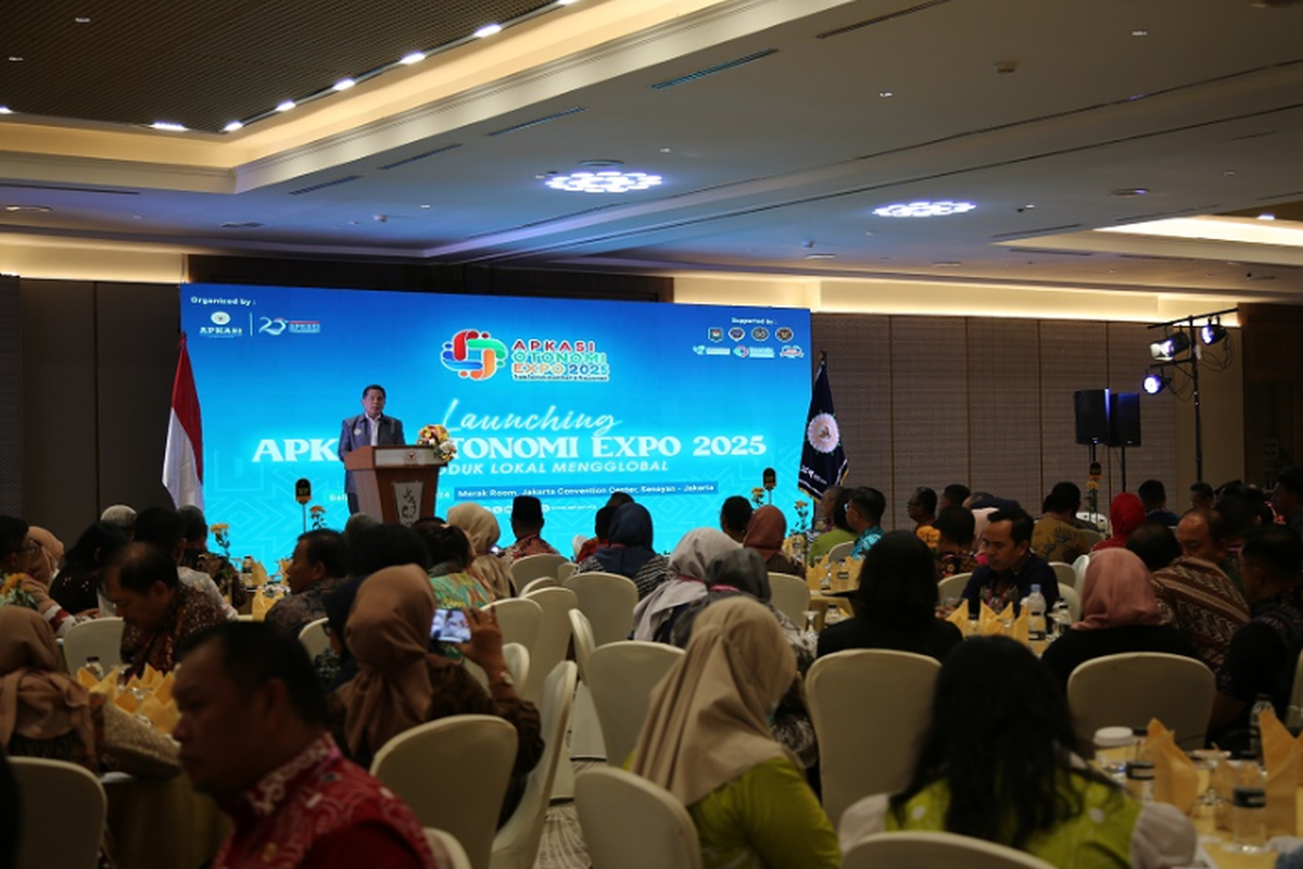 Direktur Eksekutif Apkasi Sarman Simanjorang memberi sambutan dalam peluncuran AOE 2025 di Merek Room, Balai Sidang Jakarta Convention Center (JCC), Jakarta, Selasa (22/10/2024). 