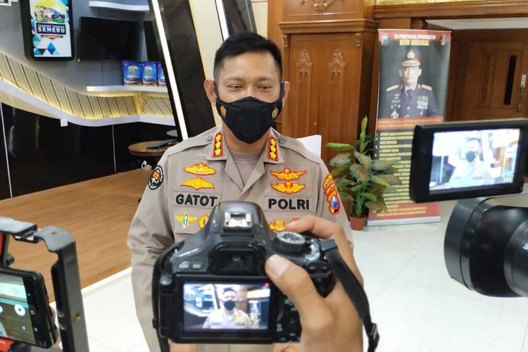 Kabid Humas Polda Jawa Timur Kombes Pol Gatot Repli Handoko Saat diwawancarai Oleh Wak Media di Mapolda Jatim,