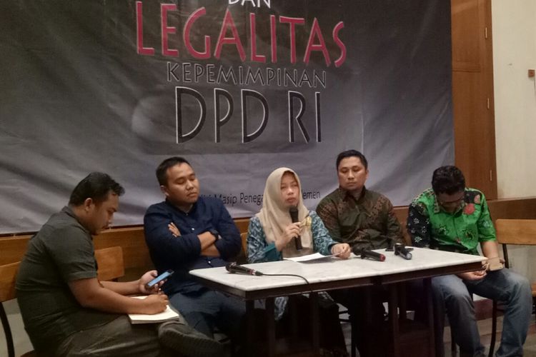 Direktur Eksekutif Perludem Titi Anggraini memandu diskusi ihwal putusan PTUN Jakarta yang menolak gugatan pelantikan Ketua DPD Oesman Sapta Odang