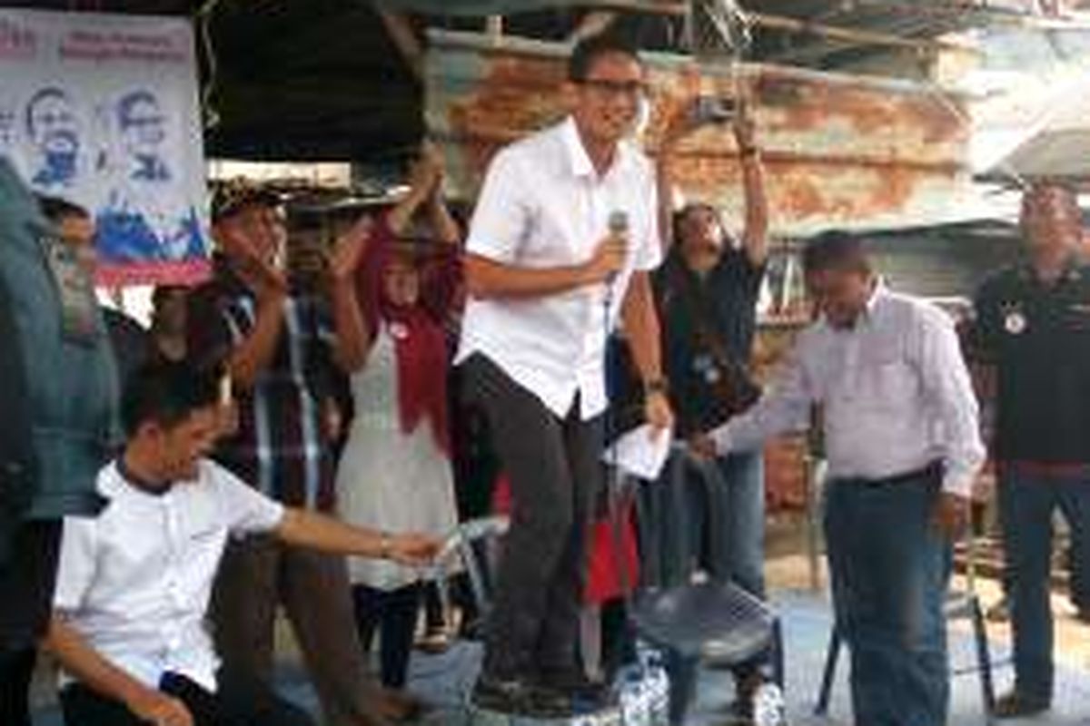 Calon wakil gubernur DKI Jakarta Sandiaga Uno kampanye di Kampung Rawa Malang, Semper Timur, Cilincing, Jakarta Utara, Selasa (8/11/2016).