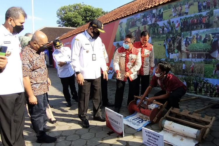 Bupati Wonogiri, Joko Sutopo bersama Wakil Bupati, Setyo Sukarno, Ketua DPRD, Sriyono dan Kepala Dinas Pertanian dan Pangan, Baroto Eko Pujanto melihat inovasi alat-alat teknologi pertanian yang dibuat para petani di Kabupaten Wonogiri, Rabu (22/6/2022).