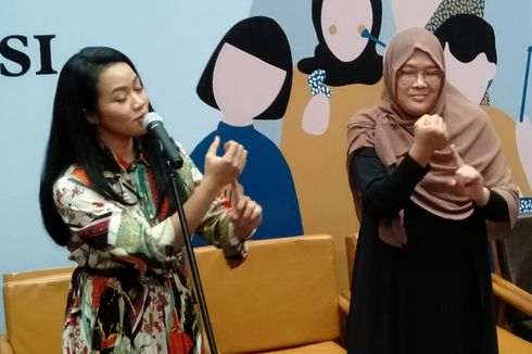 Yura Yunita Nyanyikan Lagu Merakit Diiringi Bahasa Isyarat