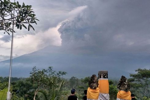 Semburan Abu Vulkanik Gunung Agung Capai Puluhan Kilometer, Langit Pun Gelap