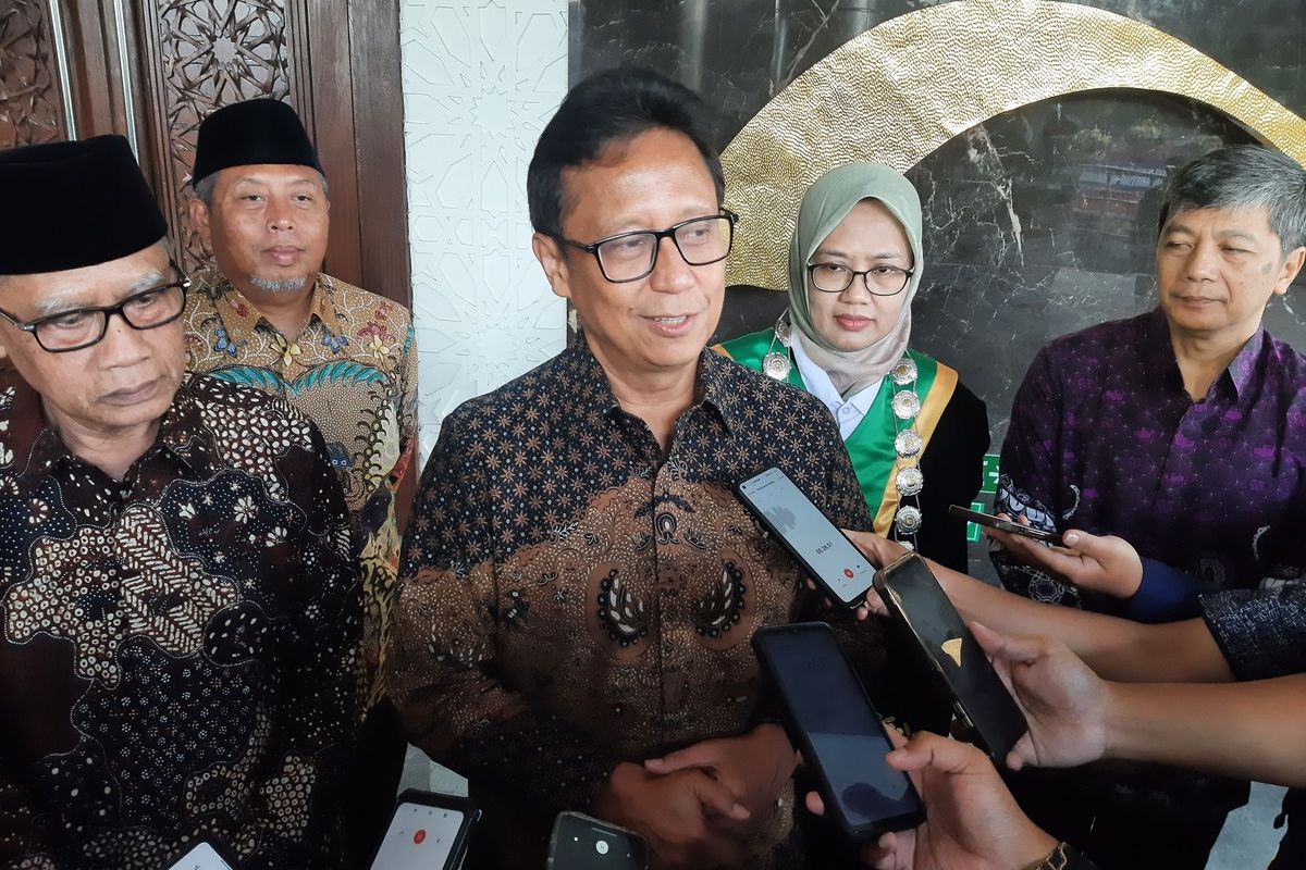 Menteri Kesehatan Republik Indonesia, Budi Gunadi Sadikin saat menemui wartawan usai menghadiri acara di Universitas Aisyiyah (Unisa) Yogyakarta, Rabu (4/09/2024).