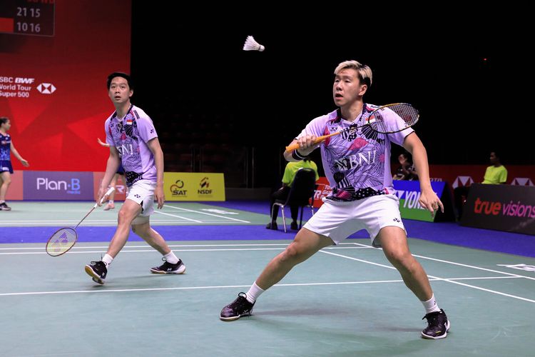 Ganda putra Indonesia, Marcus Fernaldi Gideon/Kevin Sanjaya Sukamuljo, saat bertanding melawan unggulan delapan asal China, He Ji Ting/Zhou Hao Dong, dalam babak 16 besar Thailand Open 2023 di Indoor Stadium Huamark, Bangkok, Thailand pada Kamis (1/6/2023). Terkini, Marcus/Kevin kembali berjuang di babak perempat final dengan melawan wakil Korea Selatan, Kang Min Hyuk/Seo Seung Jae, Jumat (2/6/2023) sore WIB.