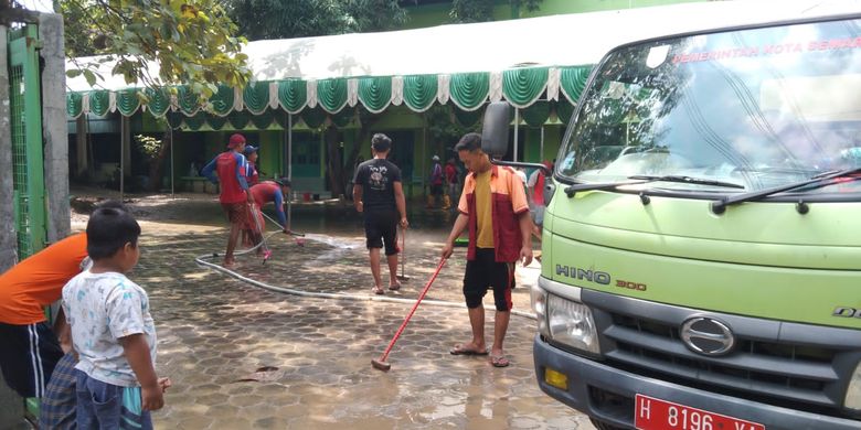 Pemerintah Kota (Pemkot) Semarang terus melakukan pembersihan dan penyemprotan lingkungan serta rumah warga yang tergenang lumpur pascabanjir di Semarang.

