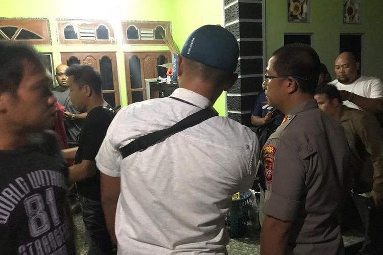 Aparat kepolisian menggelar penyelidikan terkait peristiwa penganiayaan terhadap ibu dan dua anaknya di di rumahnya di Desa Sidomulyo, Kecamatan Nanga Pinoh, Kabupaten Melawi, Kalimantan Barat, Senin (17/2/2020) sekitar pukul 18.30 WIB.
