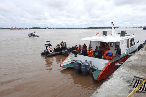 Truk yang Tercebur di Sungai Barito Berhasil Diangkat Menggunakan 