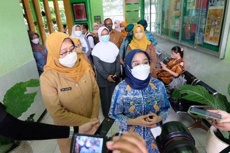 Bunda Paud Kota Surabaya Rini Indriyani dan Dinas Kesehatan (Dinkes) serta Dinas Pendidikan (Dispendik) Kota Surabaya bergerak cepat untuk mencegah penularan hepatitis akut, dengan menggelar sosialisasi di lingkungan pendidikan, Senin (23/5/2022).
