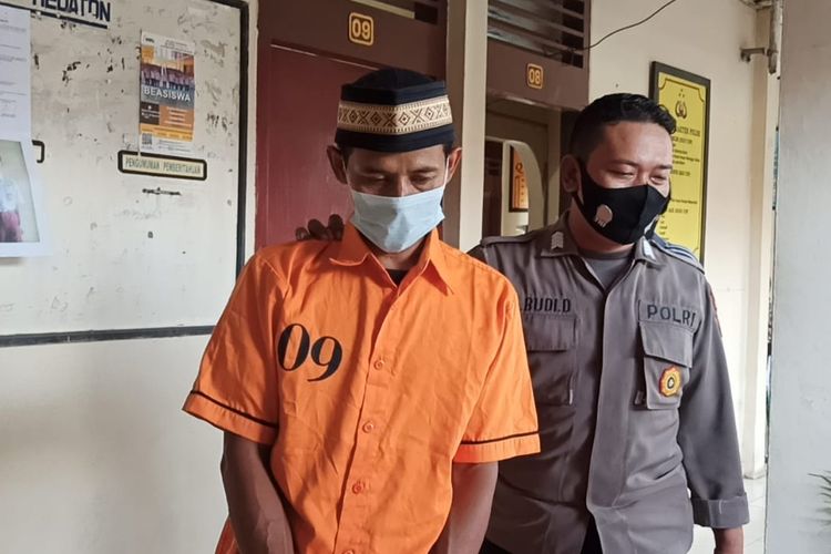 PP (41), warga Samratulangi yang ditangkap Polsek Kedaton usai menusuk tetangganya pada Senin (18/10/2021).