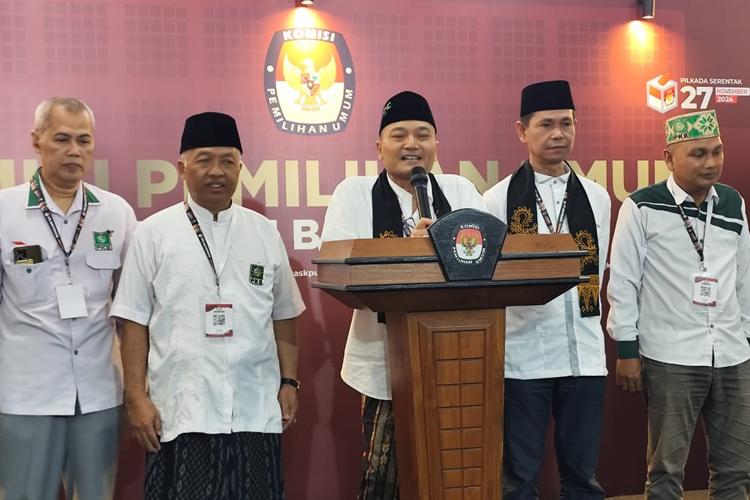 Gus Makki mengatakan setelah pulang dari kantor KPU, pihaknya akan berkunjung ke para sesepuh yang ada di Kabupaten Banyuwangi.