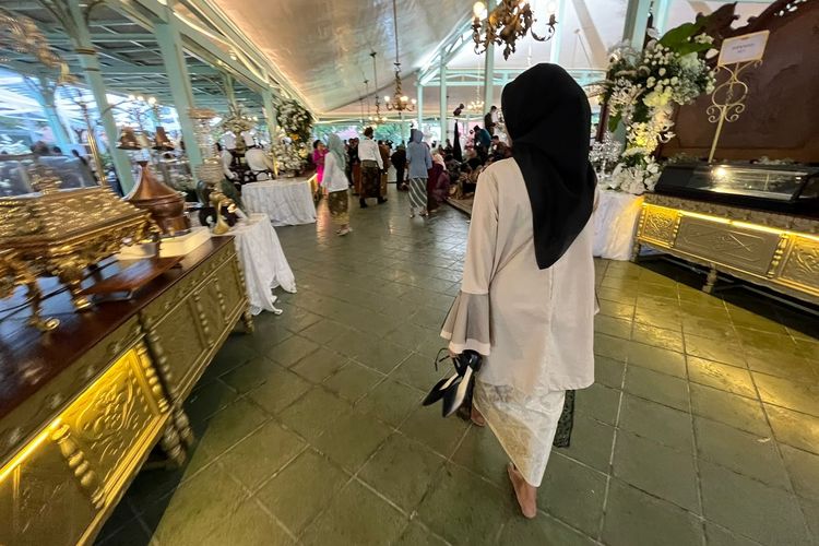 Peristiwa tak terduga menimpa salah satu tamu resepsi pernikahan Kaesang Pangarep-Erika Gudono bernama Desi. Kulit sepatu hak tingginya yang sebelah kiri terlepas sehingga tak dapat digunakan kembali. Minggu (11/12/2022).