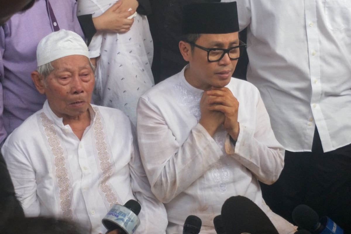 Eko Patrio dan ayahnya setelah mengebumikan jenazah ibunya di TPU Penggilingan, Rawamangun, Jakarta Timur, Rabu (31/10/2018) siang. 