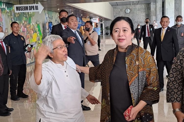 Aktivis sekaligus pendiri Jaringan Nasional Advokasi (JALA) PRT, Lita Anggraini (kiri), menemui Ketua DPR Puan Maharani setelah Rapat Paripurna Dewan Perwakilan Rakyat, Selasa (21/3/2023). Rapat Paripurna DPR akhirnya sepakat menetapkan RUU PPRT sebagai RUU Inisiatif DPR. Pada Rapat Paripurna DPR yang dipimpin Ketua DPR Puan Maharani, masing-masing fraksi menyampaikan pandangan fraksi dalam bentuk tertulis, menyetujui RUU PPRT menjadi RUU Inisiatif DPR. 