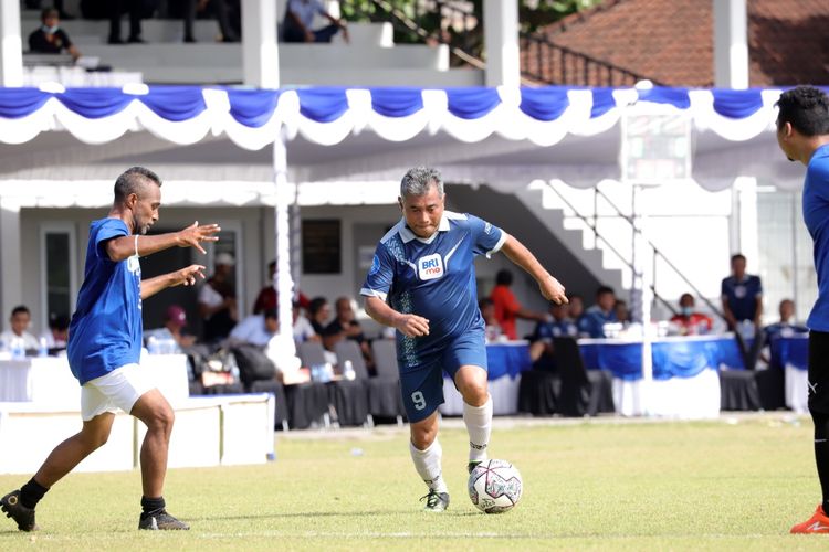 Direktur Utama BRI, Sunarso, ketika tampil dalam laga trofeo di Stadion Gelora Samudra, Kuta, Kamis (31/3/2022).