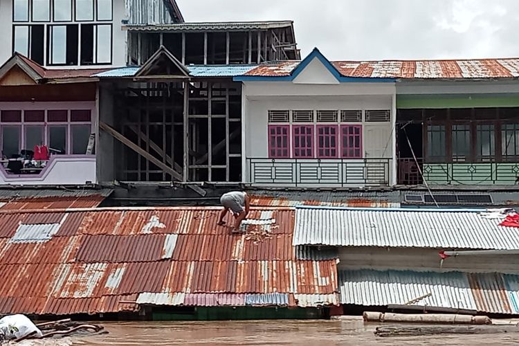 Sejumlah wilayah di Kabupaten Sintang, Kalimantan Barat (Kalbar) terendam banjir, Selasa (4/10/2022). Satu di antara wilayah paling terdampak adalah Kecamatan Serawai, dengan kedalaman banjir mencapai dua meter. 
