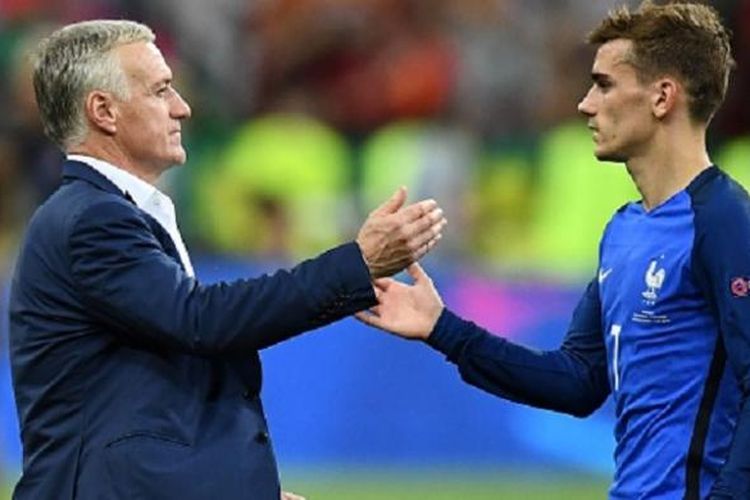 Didier Deschamps menyalami Antoine Griezmann seusai Perancis kalah dari Portugal pada final Piala Eropa 2016, Minggu (10/7/2016).