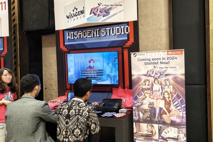 Pengunjung menjajal game terbaru rilisan pengembang game di IGDX 2023 di Bali, Oktober 2023.