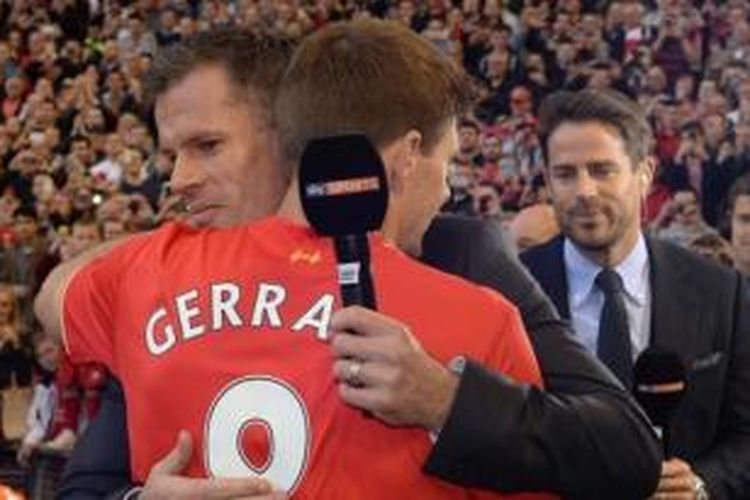 Steven Gerrard memeluk Jamie Carragher, mantan wakil kapten Liverpool yang kini menjadi komentator Sky Sports, usai laga kontra Crystal Palace, Sabtu (16/5/2015).