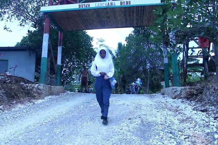 Demi menggapai cita-citanya, Leni (15), seorang anak yatim piatu di Kabupaten Wakatobi, Sulawesi Tenggara, rela berjalan kaki ke sekolahnya sejauh 14 kilometer.