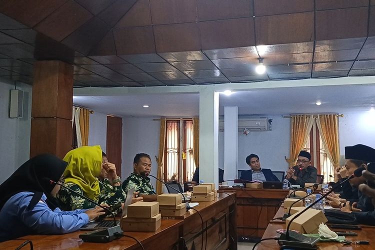 DPRD Blora Kesal Koordinator SPPG Sibuk Main Ponsel saat Rapat Soal MBG