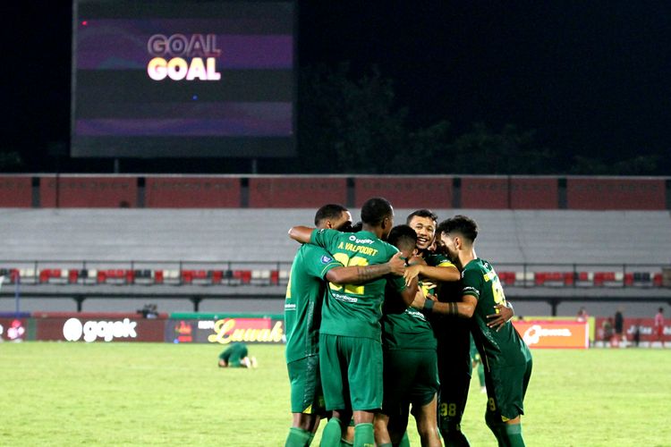 Selebrasi pemain Persebaya Surabaya merayakan gol Ricky Kambuaya dalam pertandingan Liga 1 melawan Persija Jakarta di Stadion Kapten I Wayan Dipta, Gianyar, Bali, Senin (14/2/2022).