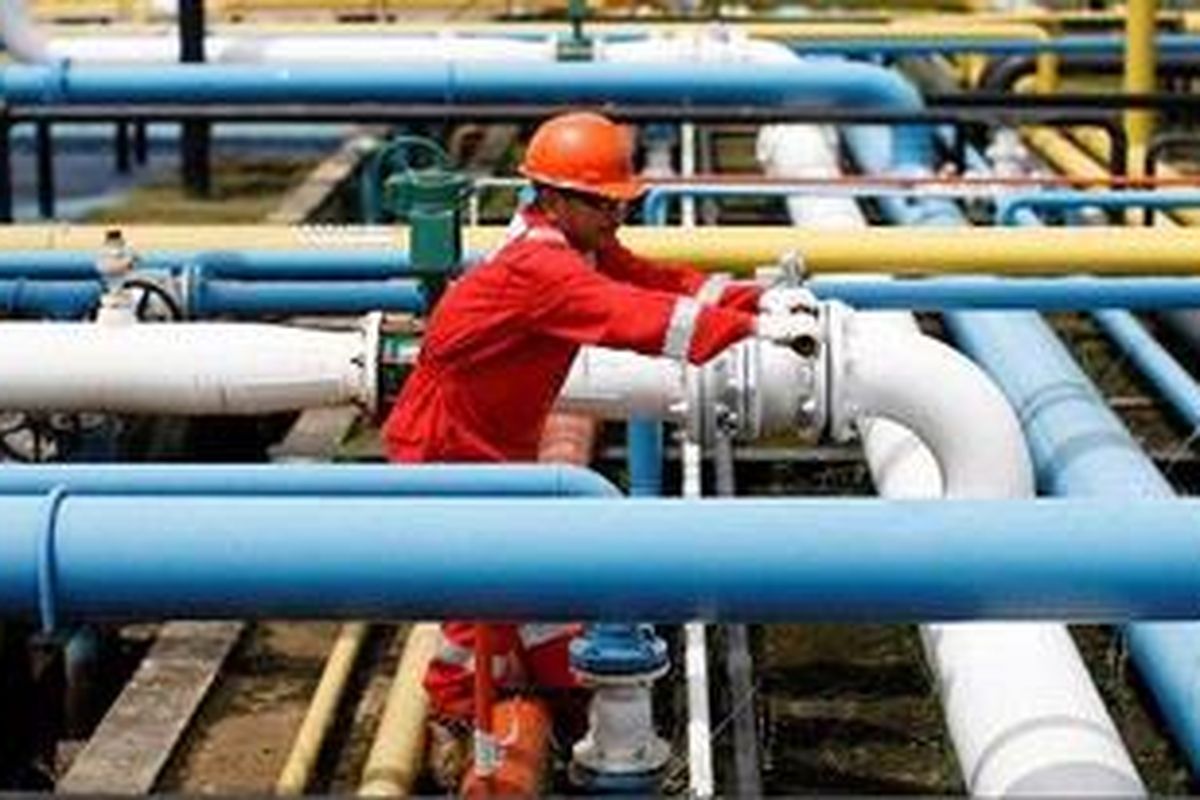 Pekerja memeriksa instalasi pipa di fasilitas sentral Pertamina EP di Kenali Asam, Kecamatan Kota Baru, Kota Jambi, Rabu (12/1/2011). 