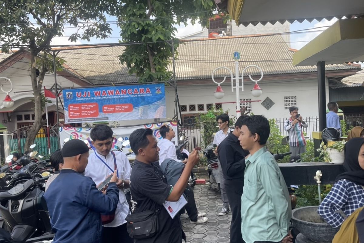 Sejumlah Warga Yang Sedang Mengikuti Uji Wawancara Sebagai Rekruitmen Anggota PPSU di Kelurahan Cengkareng Timur, Jakbar.