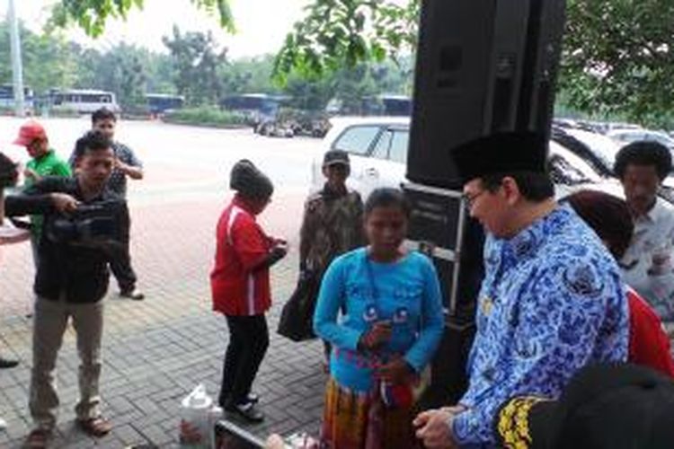 Wakil Gubernur DKI Jakarta Basuki Tjahaja Purnama saat menegur pedagang kaki lima di Monas, Jakarta, Kamis (19/9/2013).