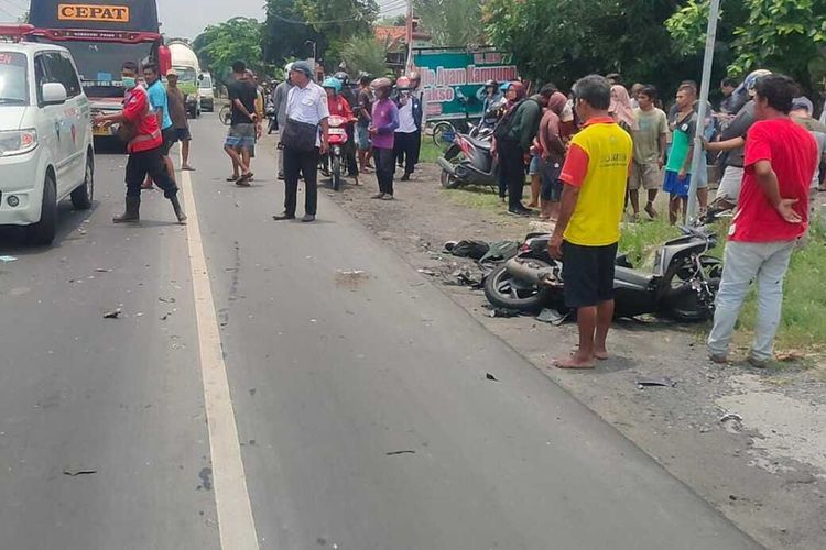 Kecelakaan melibatkan bus Sumber Selamat dan sepeda motor terjadi di Jalan Raya Timur, Dukuh Lemahbang, Desa Karanganyar, Kecamatan Sambungmacan, Kabupaten Sragen, Jawa Tengah, Rabu (12/10/2022).